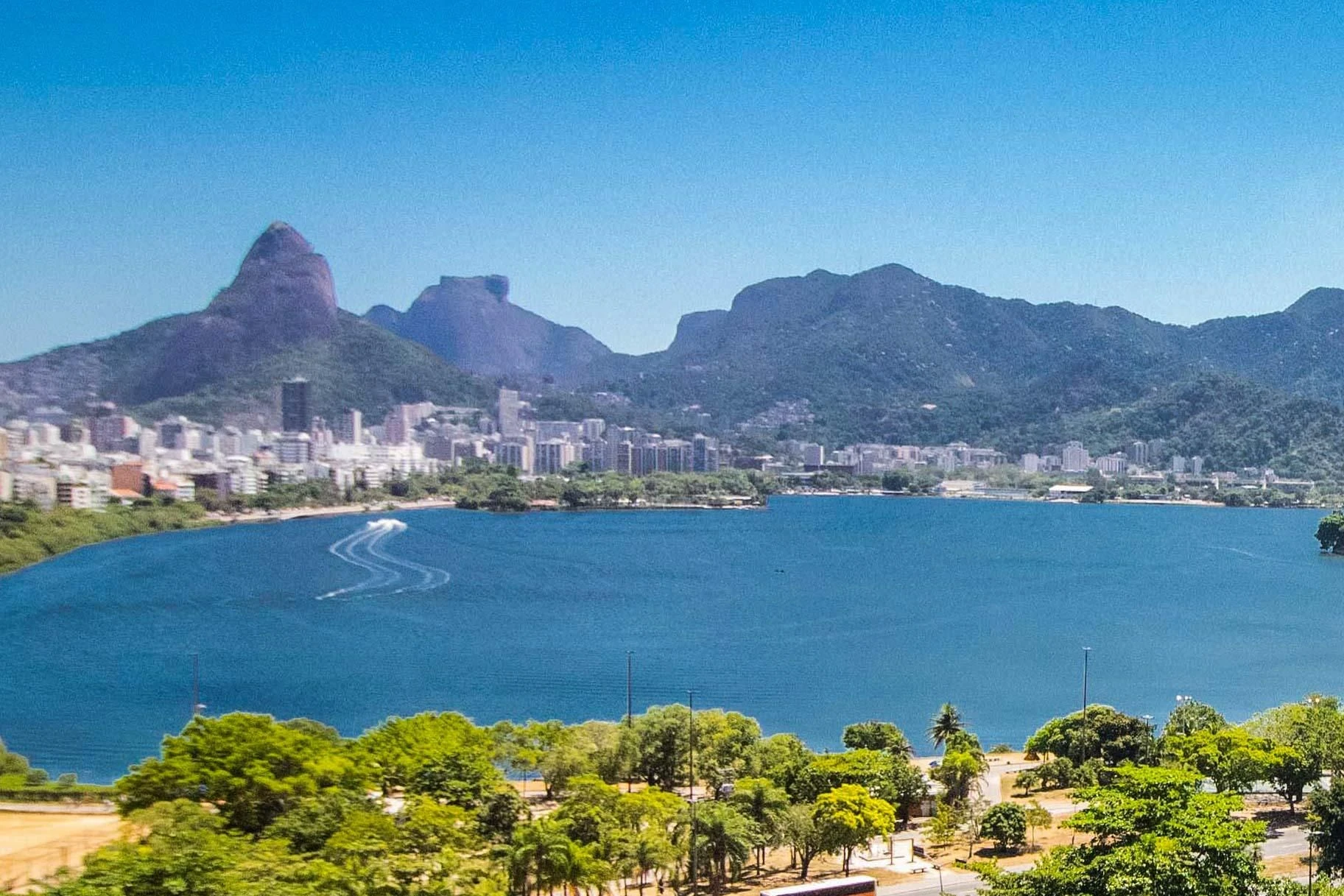 3-bedroom apartment with a water view in Rio de Janeiro — photo 9
