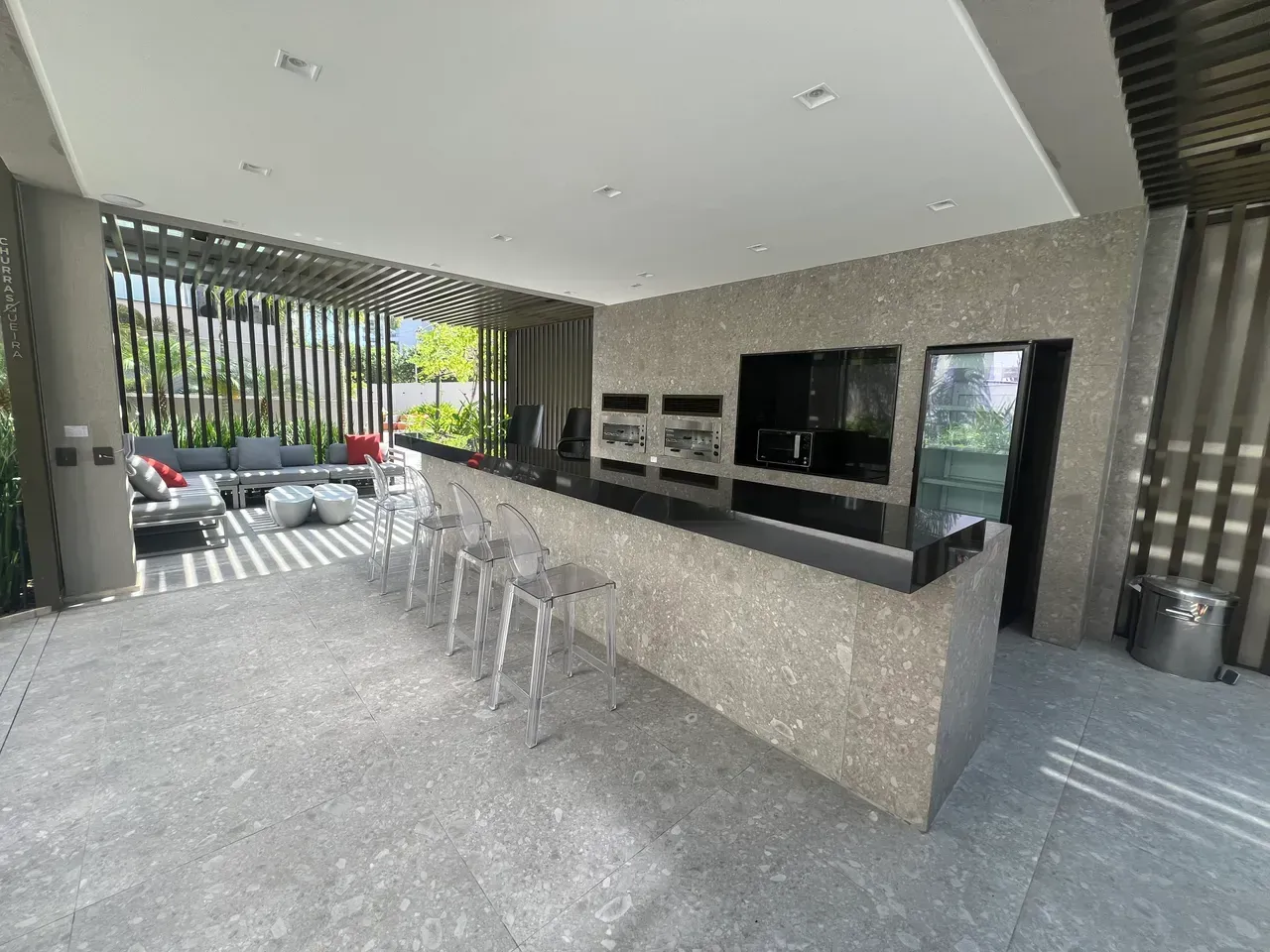 Furnished 2-bedroom apartment with open-plan gas kitchen — photo 17