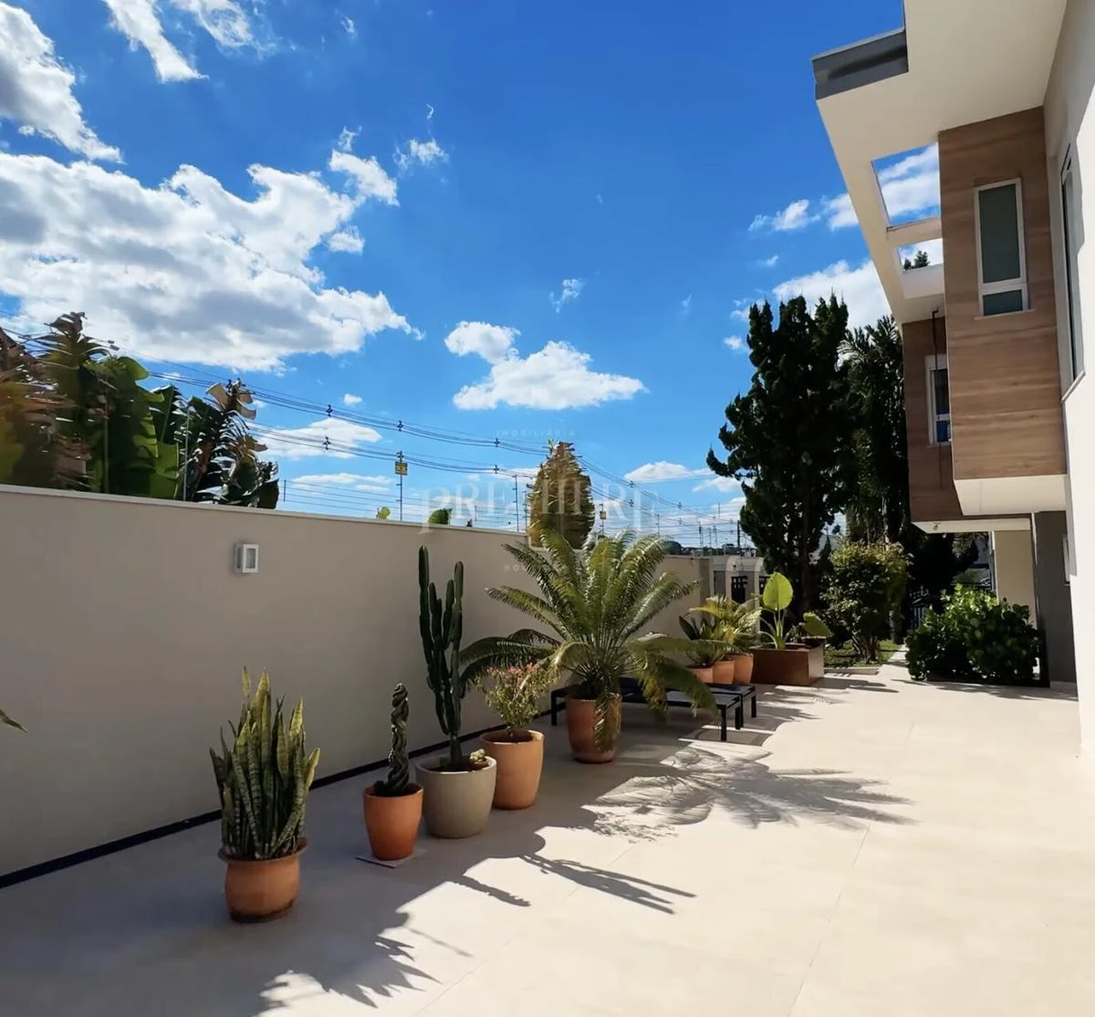 4-bedroom house with a glass-enclosed balcony in Curitiba — photo 8