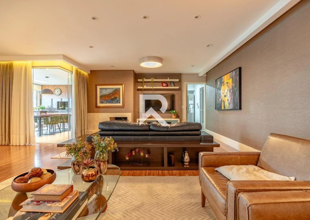 Glass-enclosed balcony in a 4-bedroom apartment, 266 m²
