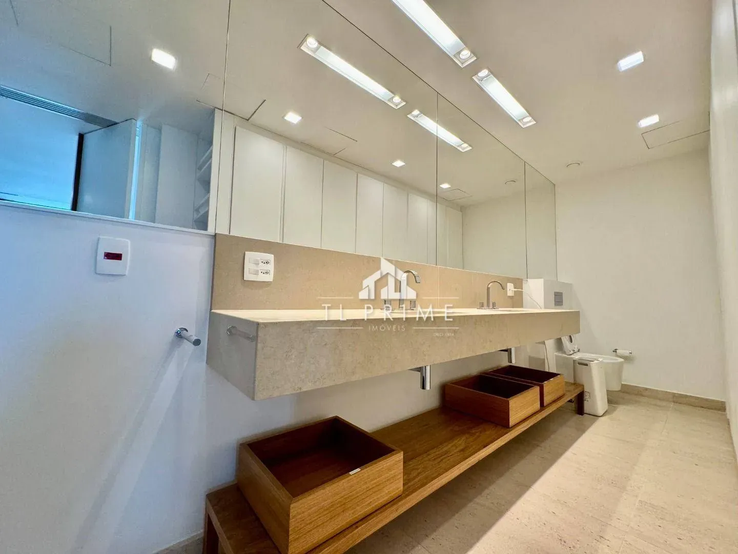 Furnished 1-bedroom apartment with an enclosed balcony — photo 33