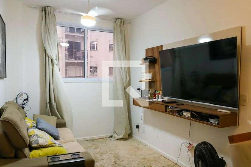 1-bedroom furnished apartment with built-in closets
