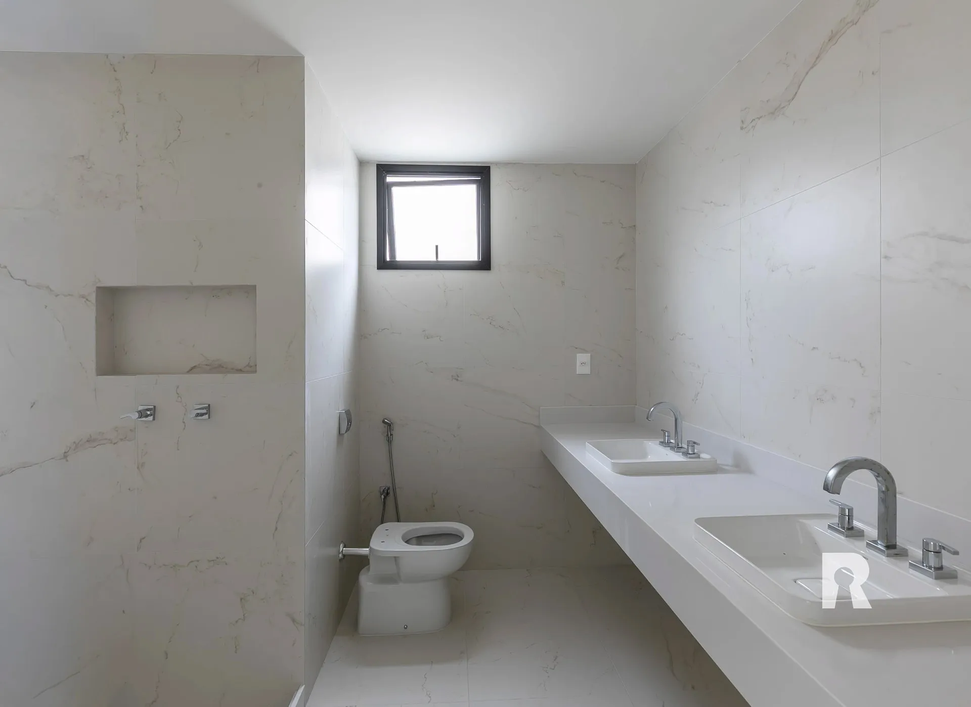 4-bedroom house, all with their own bathrooms, 337 m² — photo 13