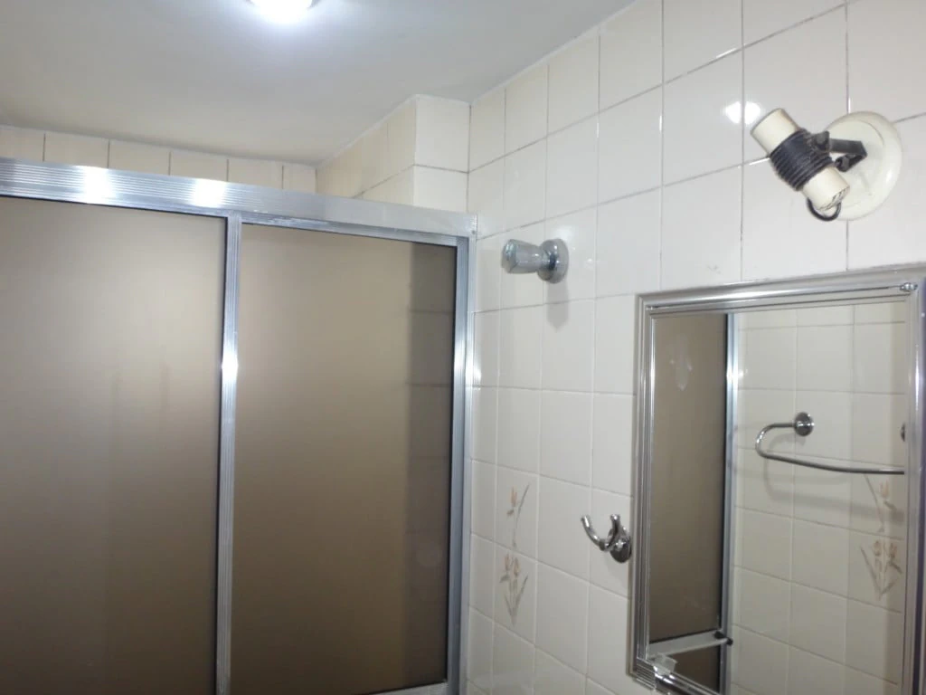 2-bedroom apartment with wood or laminate floors — photo 2