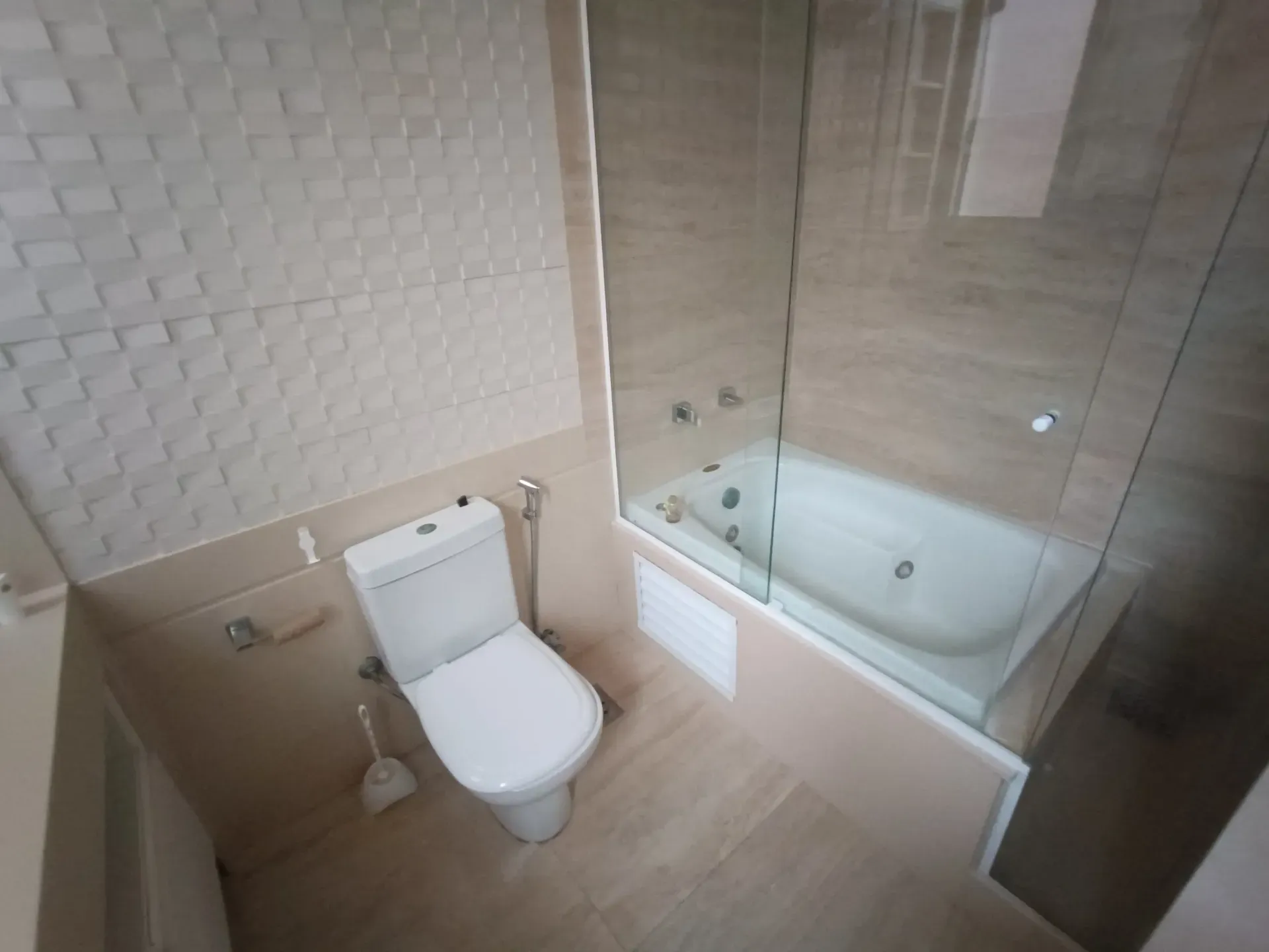 Unfurnished house with 4 bedrooms and 5 bathrooms — photo 28