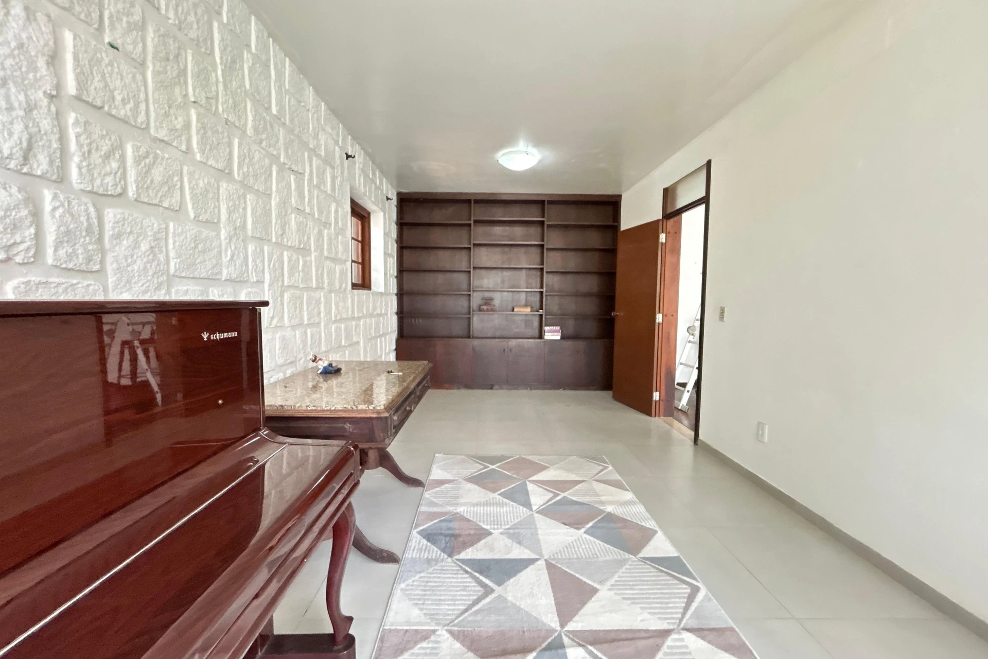 300 m² house with a jacuzzi and a bathtub — photo 38