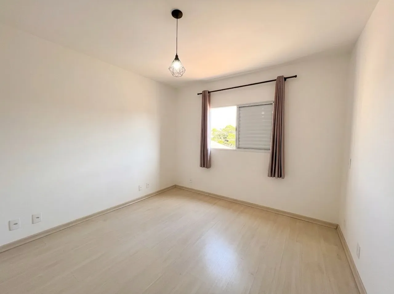 Balcony with a grill in a 2-bedroom house, 120 m² — photo 12
