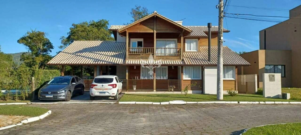 House, 209 m², with a mountain view