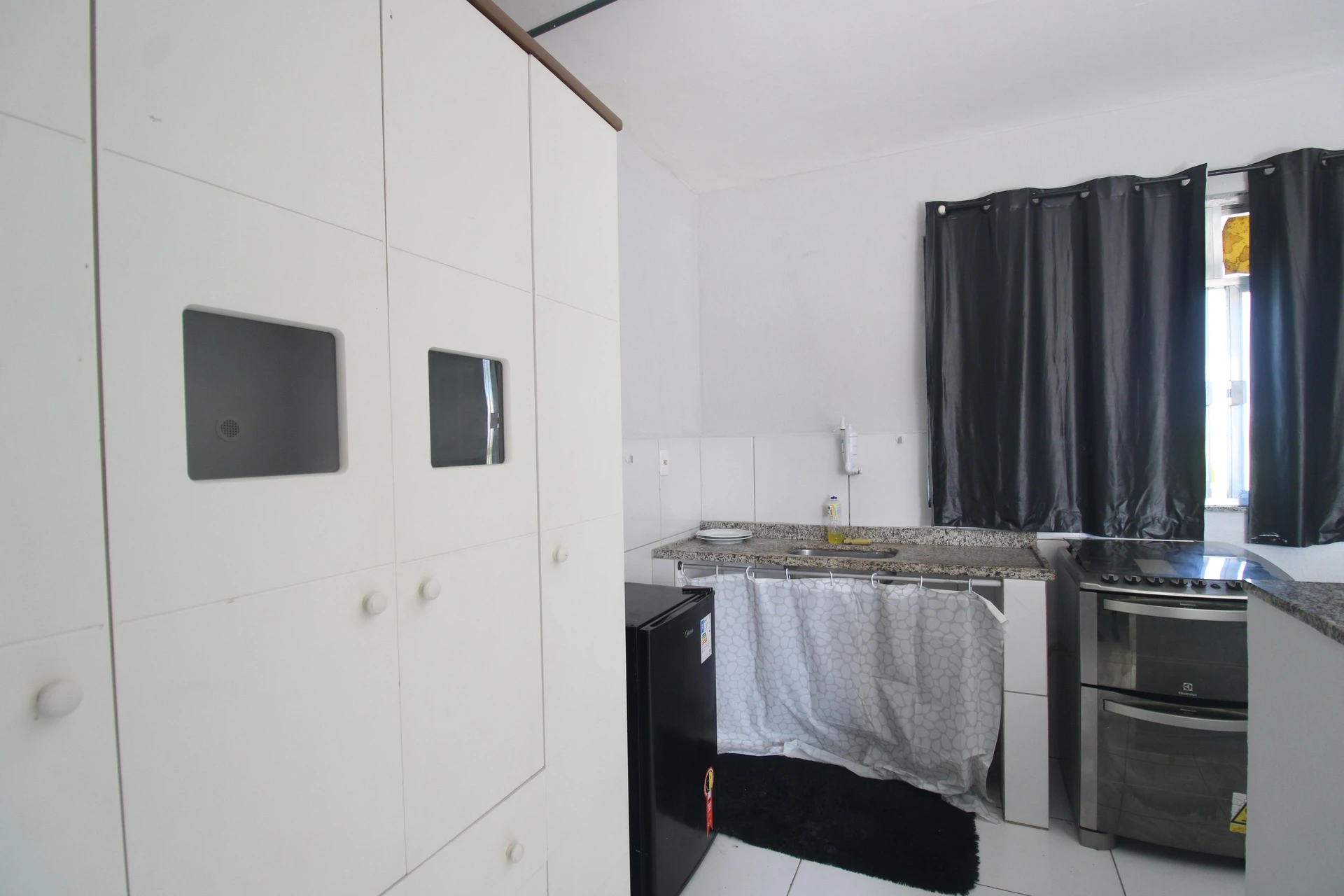 Furnished studio with kitchenette and en-suite — photo 2