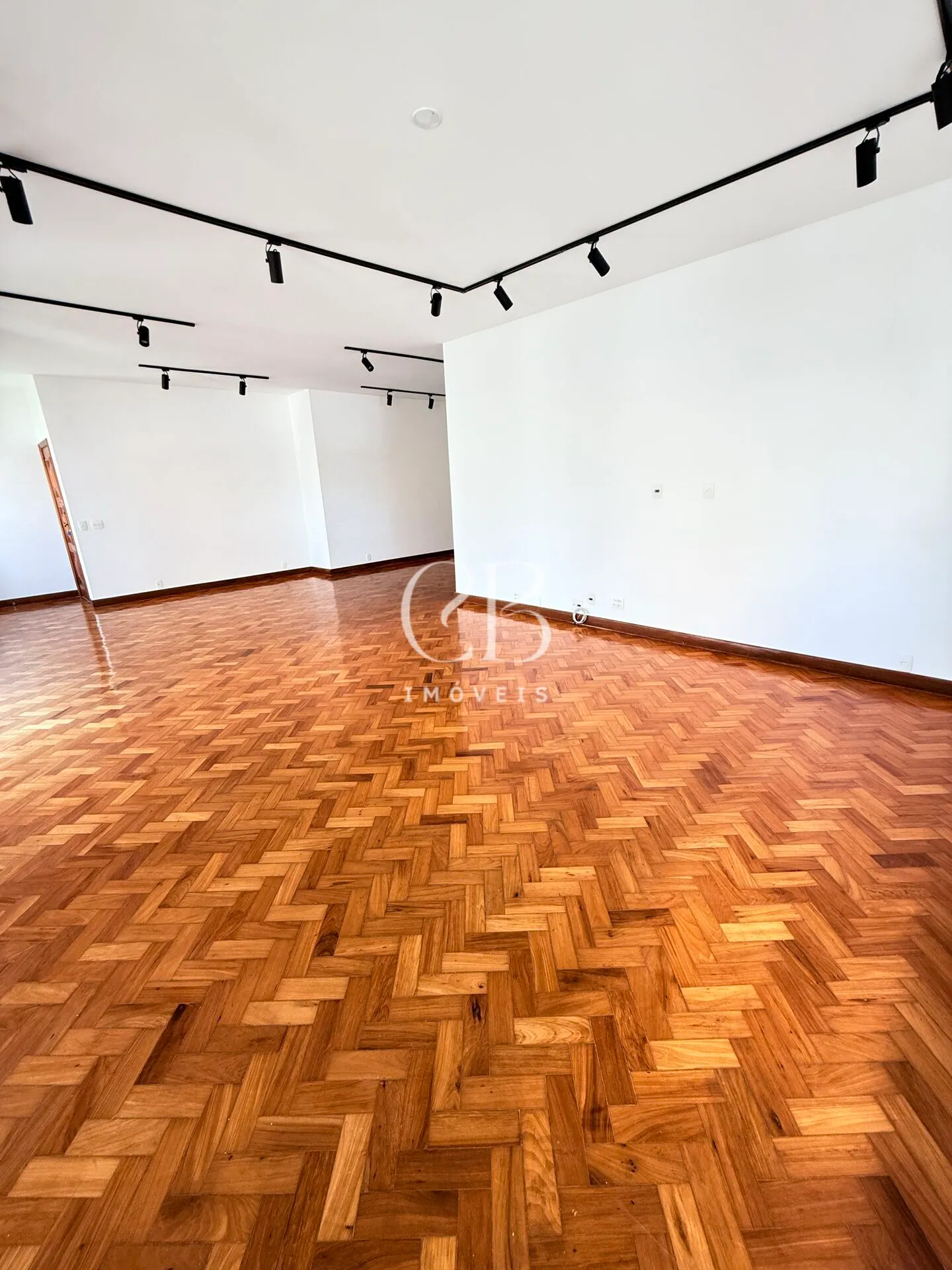 Apartment with 4 bedrooms and a glass-enclosed balcony — photo 3