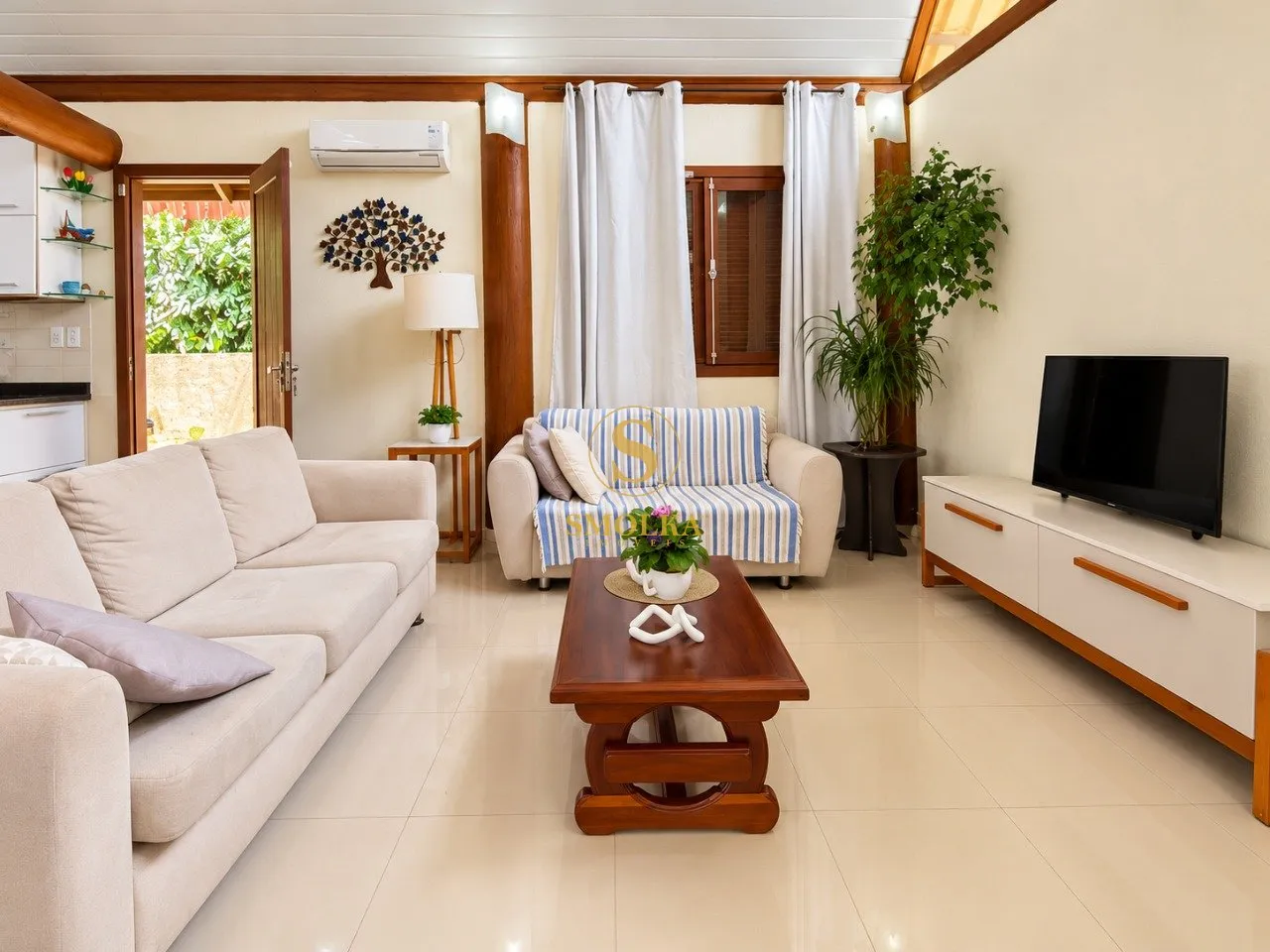 3-bedroom house with floor-to-ceiling windows — photo 18