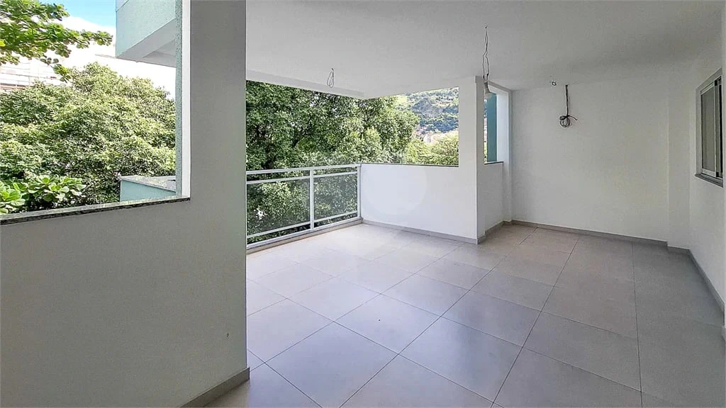 Glass-enclosed balcony in a one-bedroom apartment, 68 m² — photo 13