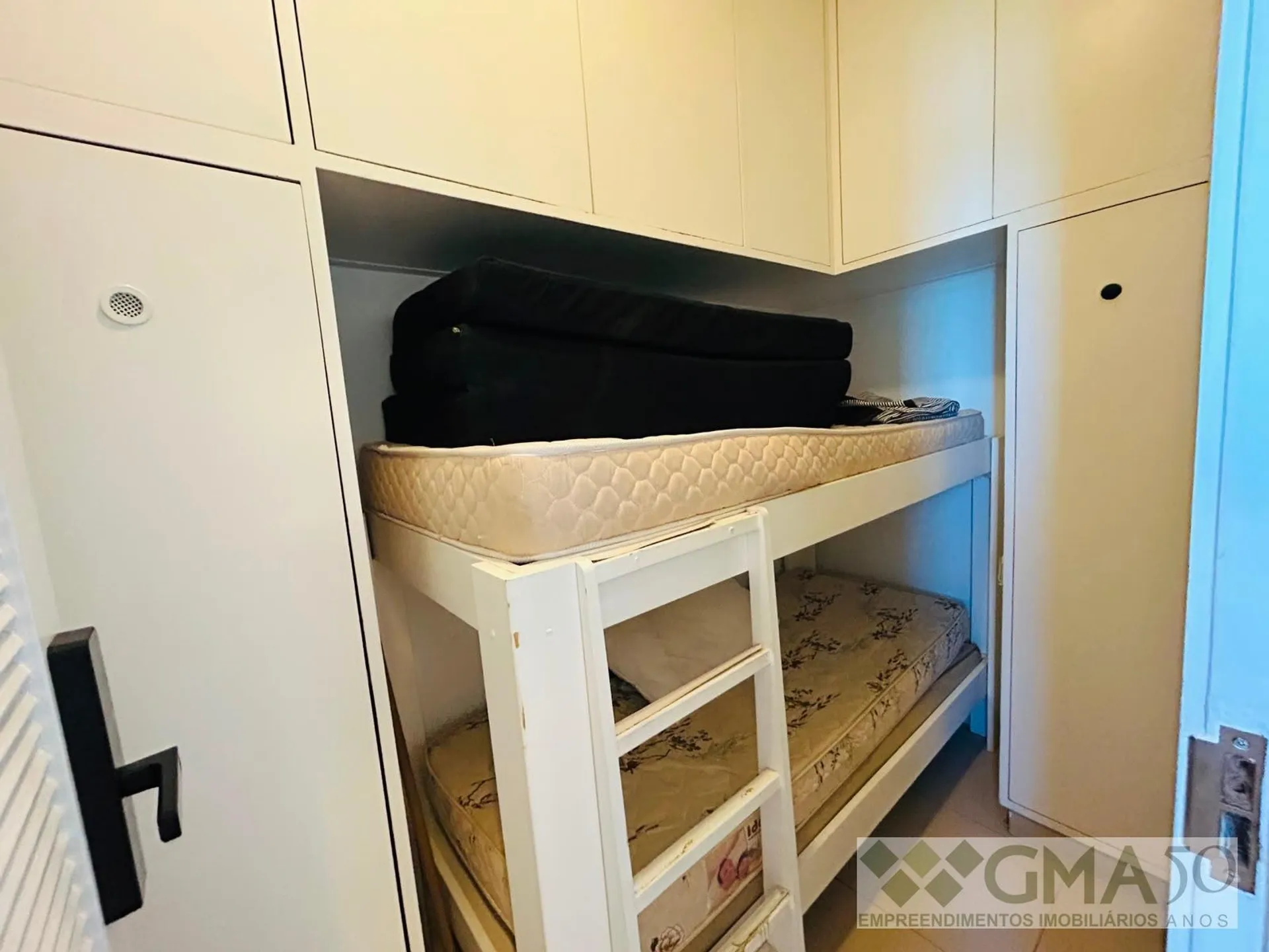 Furnished 1-bedroom apartment with open-plan kitchen — photo 26