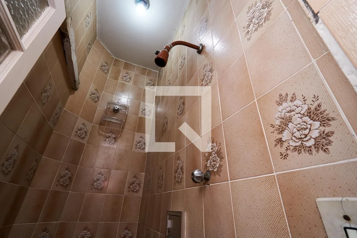 2-bedroom apartment with a bathtub — photo 13