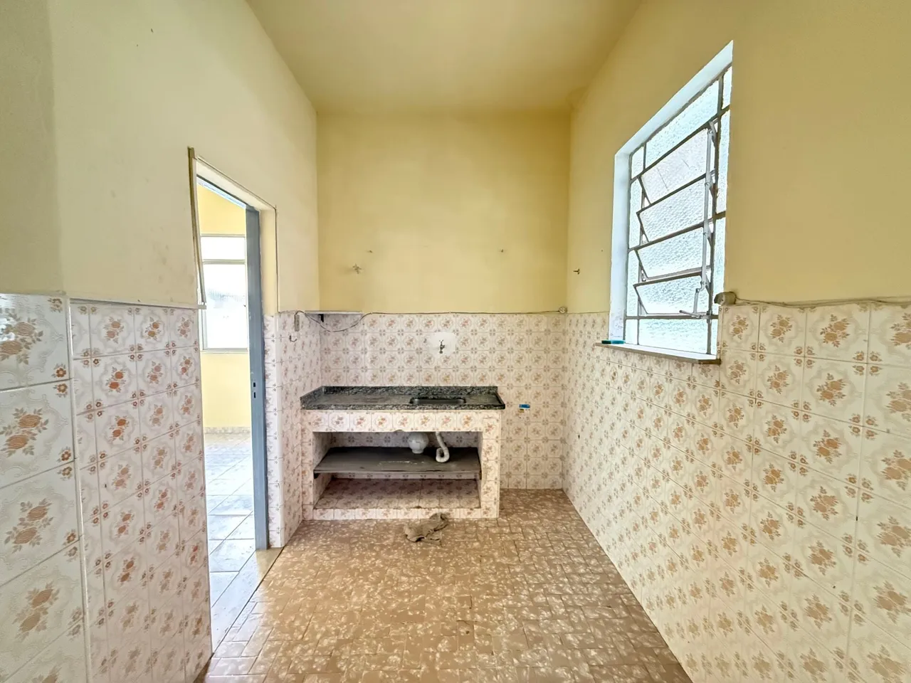 Casa sem mobília com 1 quarto e 1 banheiro