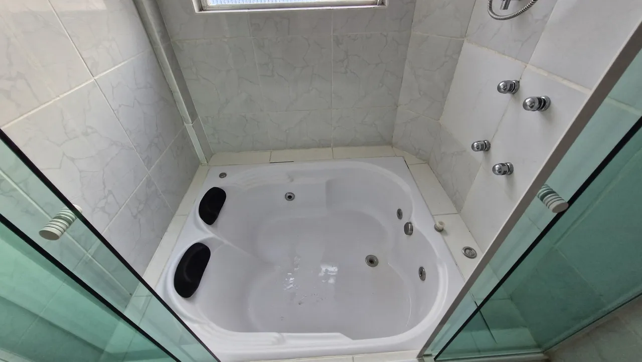 Bathtub in a 2-bedroom apartment, 95 m² — photo 6