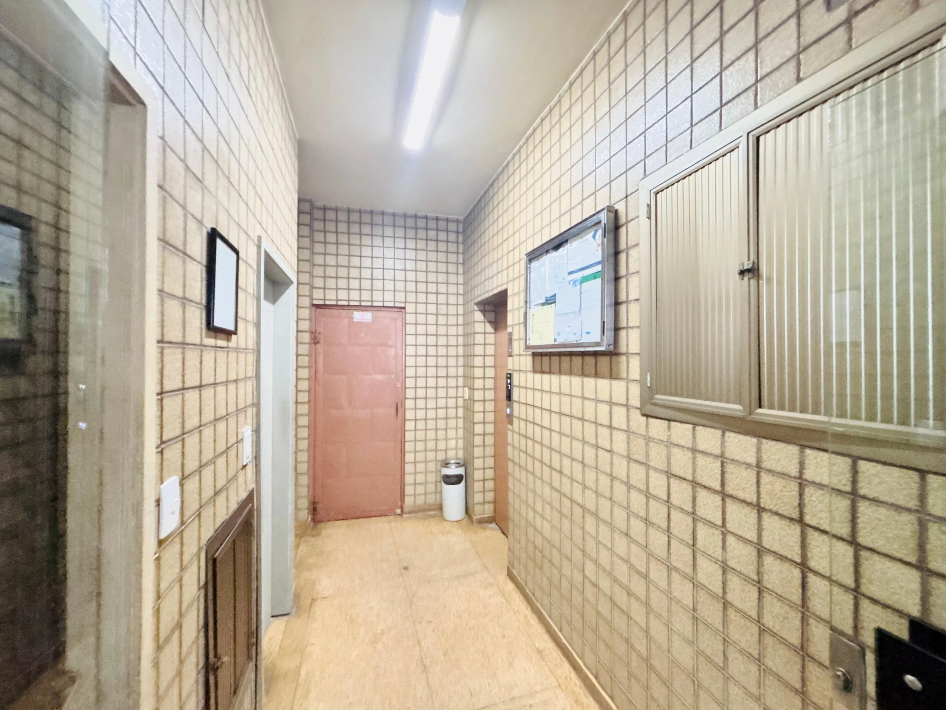 Apartment, 92 m², with wood or laminate floors — photo 32