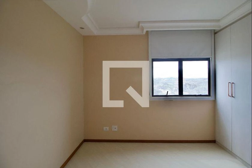 147 m² apartment with a home office and a bathtub — photo 4