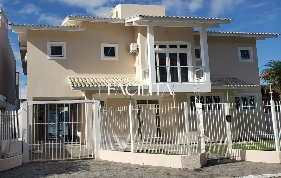 5-bedroom house with 4 bathrooms and a private-use pool