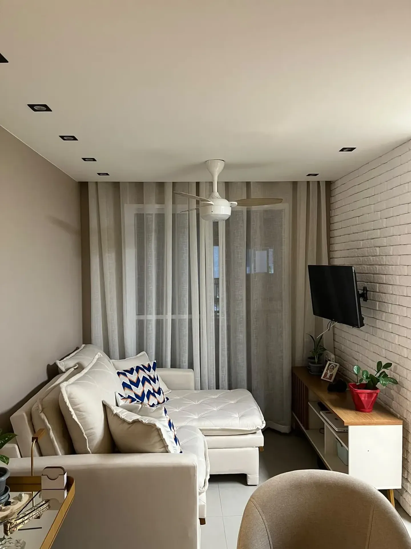 One-bedroom apartment in a building with a gym — photo 11
