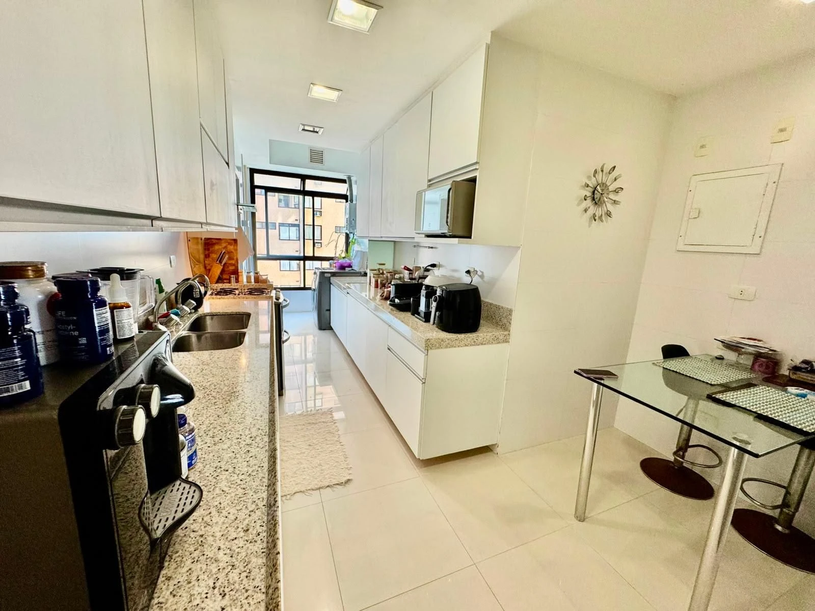 Furnished 3-bedroom apartment with enclosed balcony — photo 17