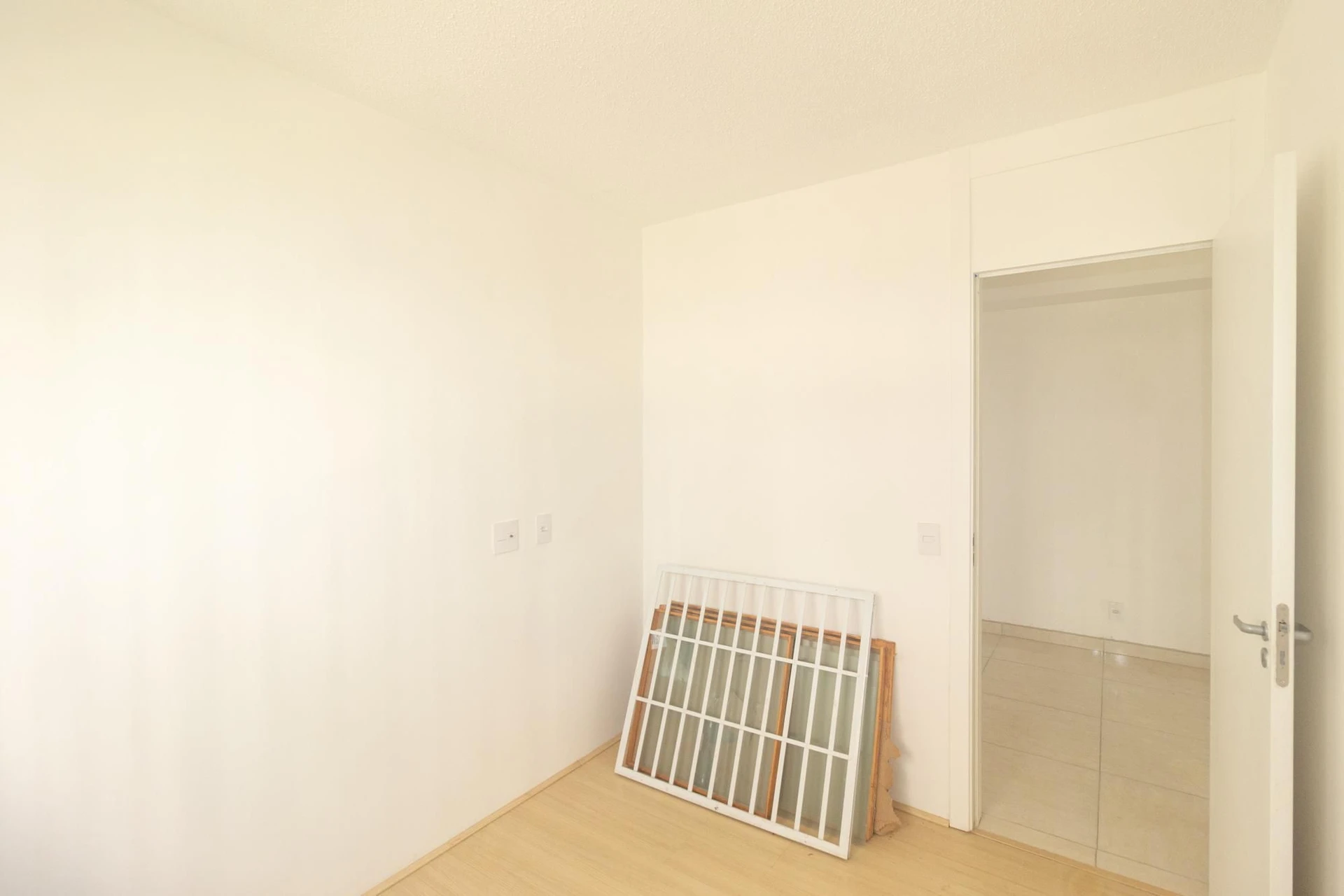 Apartamento com 2 quartos e box de vidro no banheiro — photo 33