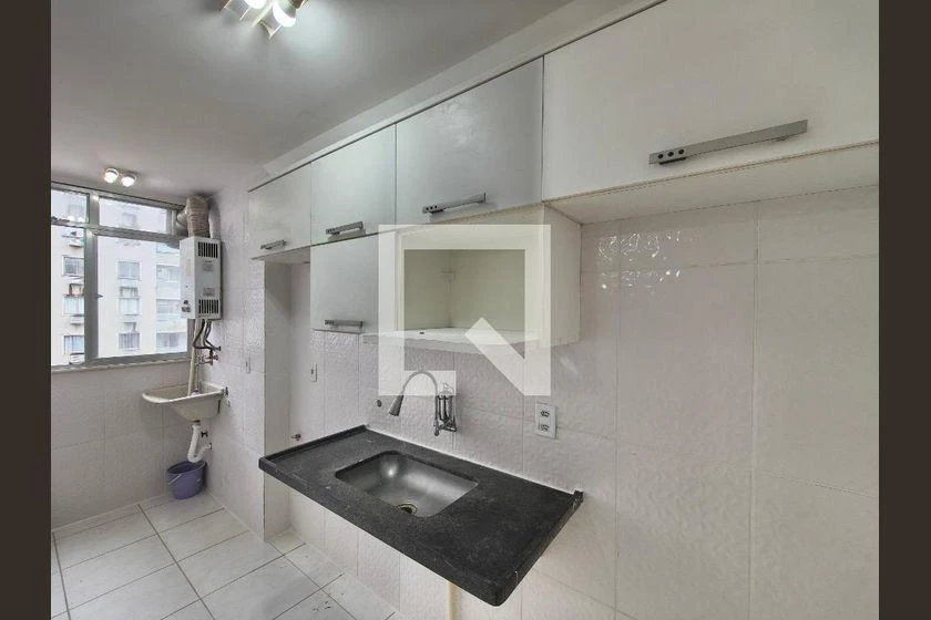 2-bedroom apartment in a building with a gym — photo 2
