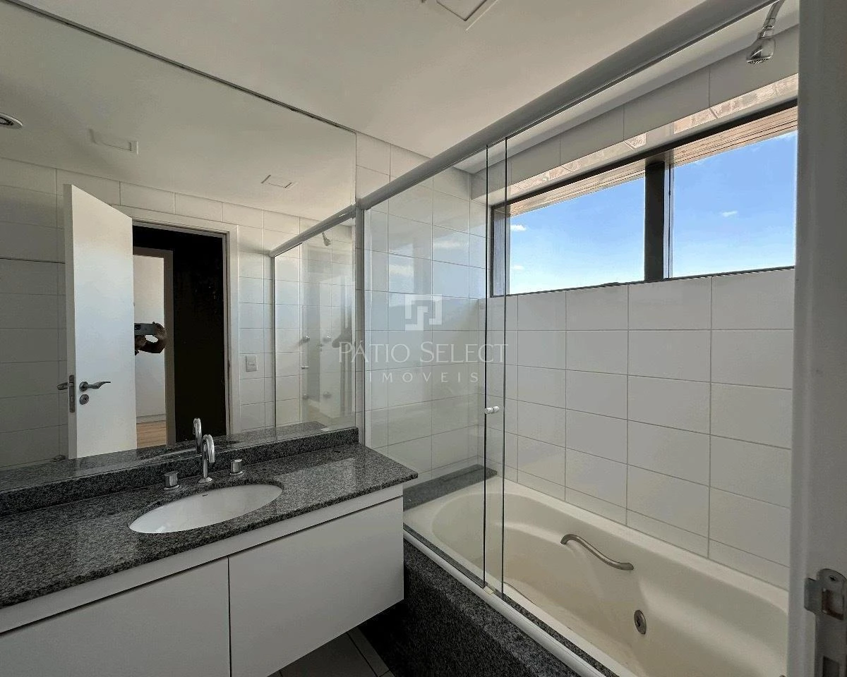 2-bedroom apartment with a bathtub in Curitiba — photo 19