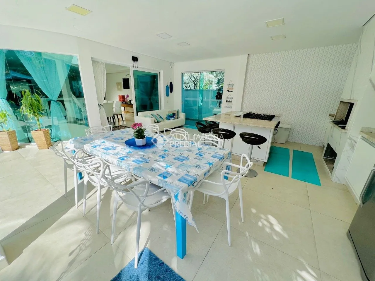 House with 6 bedrooms and an open kitchen with gas stove — photo 9