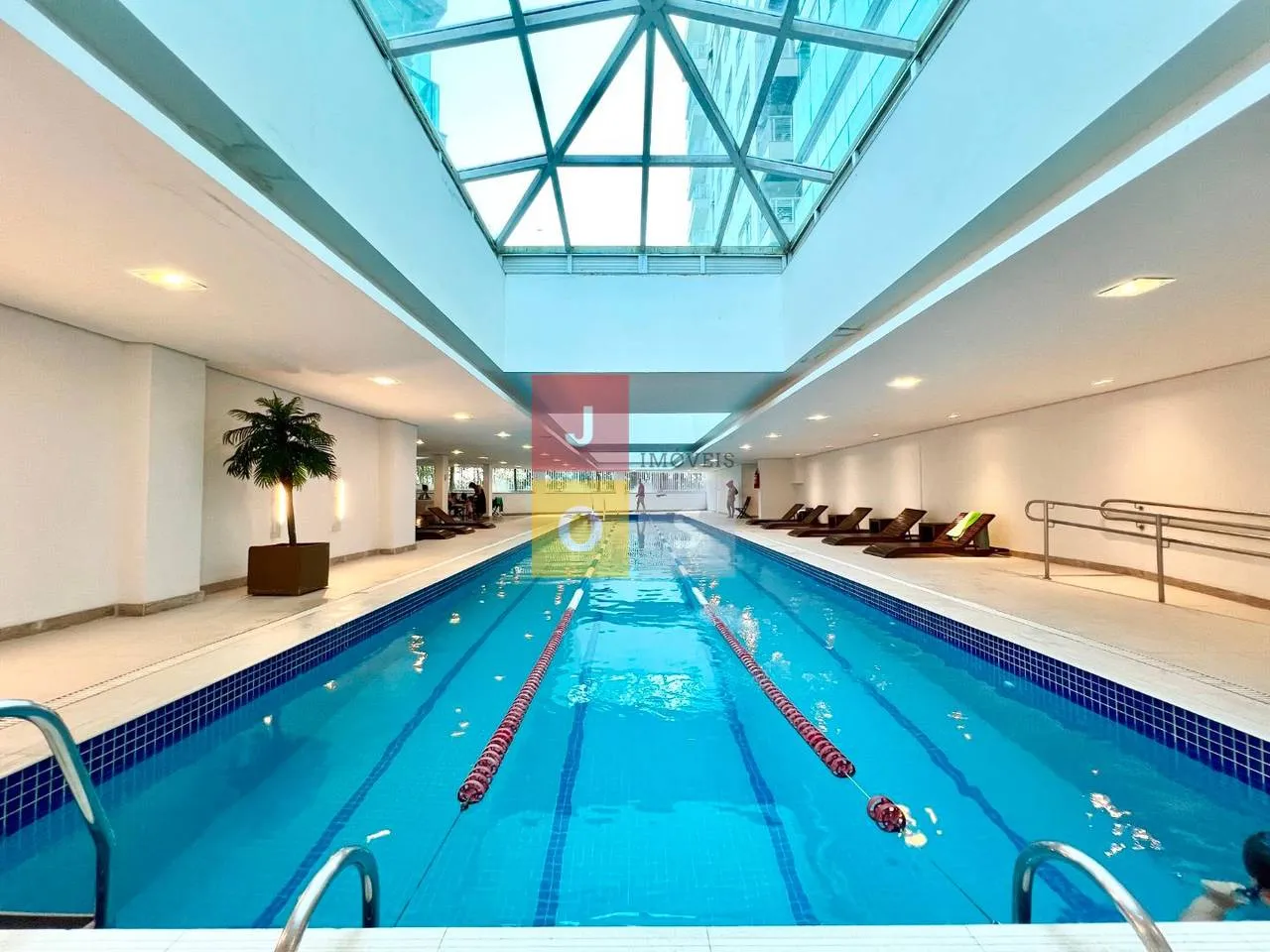 Furnished 4-bedroom suite apartment with 156 m² — photo 4