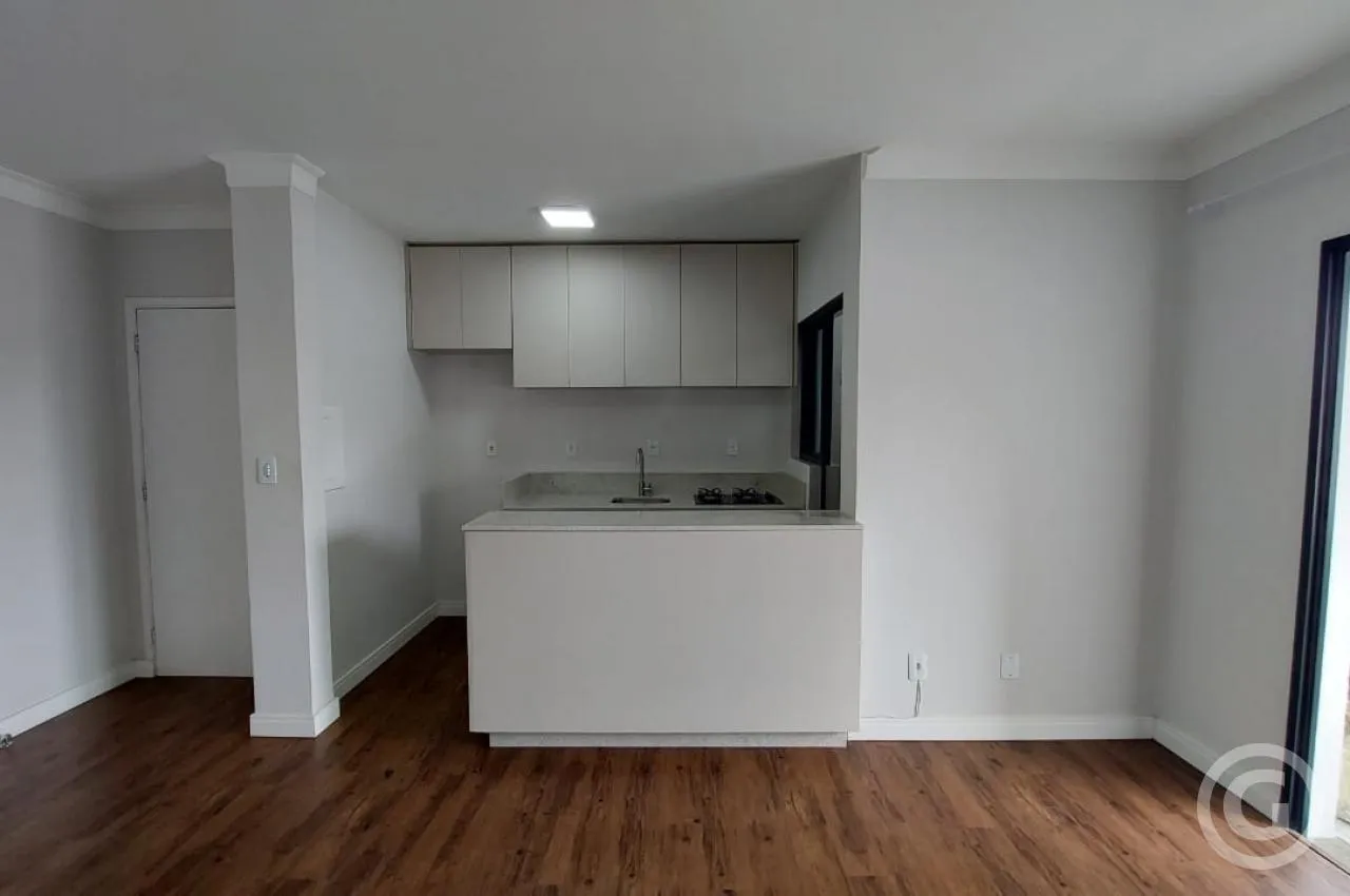 2-bedroom apartment with a glass-enclosed balcony — photo 5