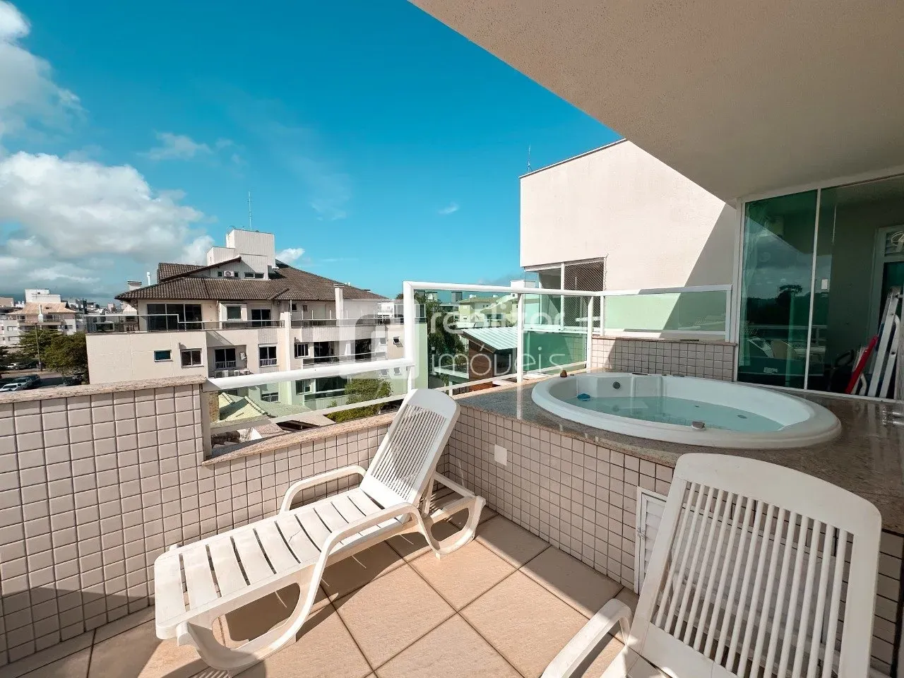 Furnished 2-bedroom penthouse with private garden