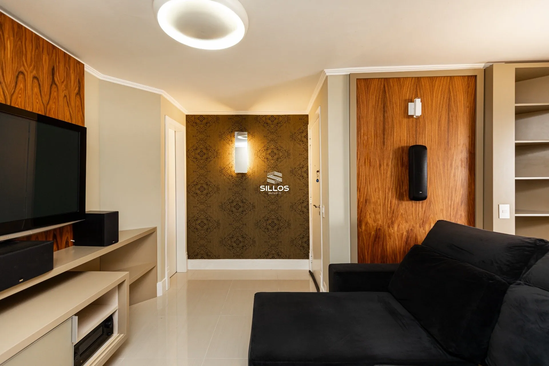 121 m² apartment with a glass-enclosed balcony and a bathtub