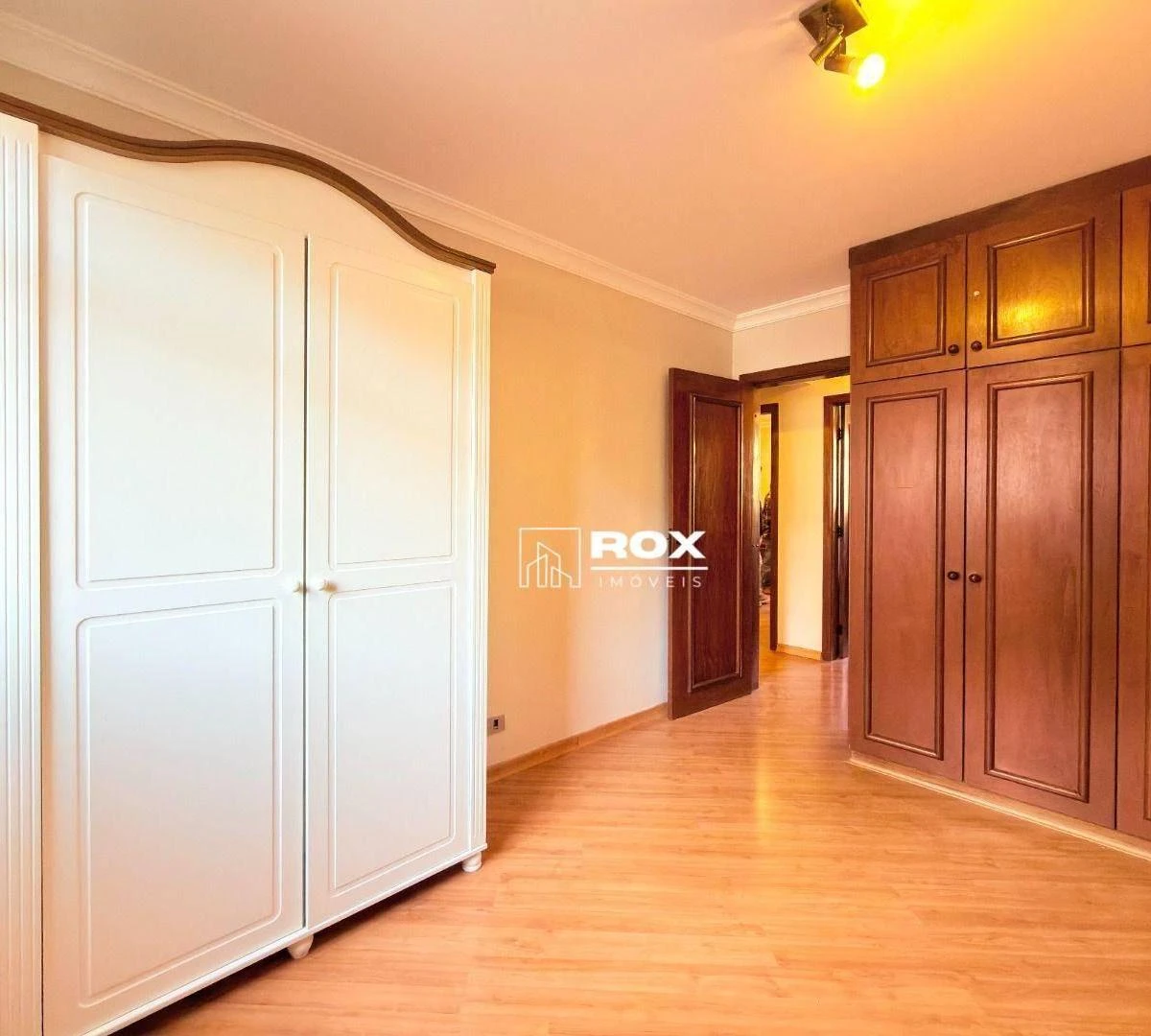 Furnished apartment, 170 m², with a glass-enclosed balcony — photo 20