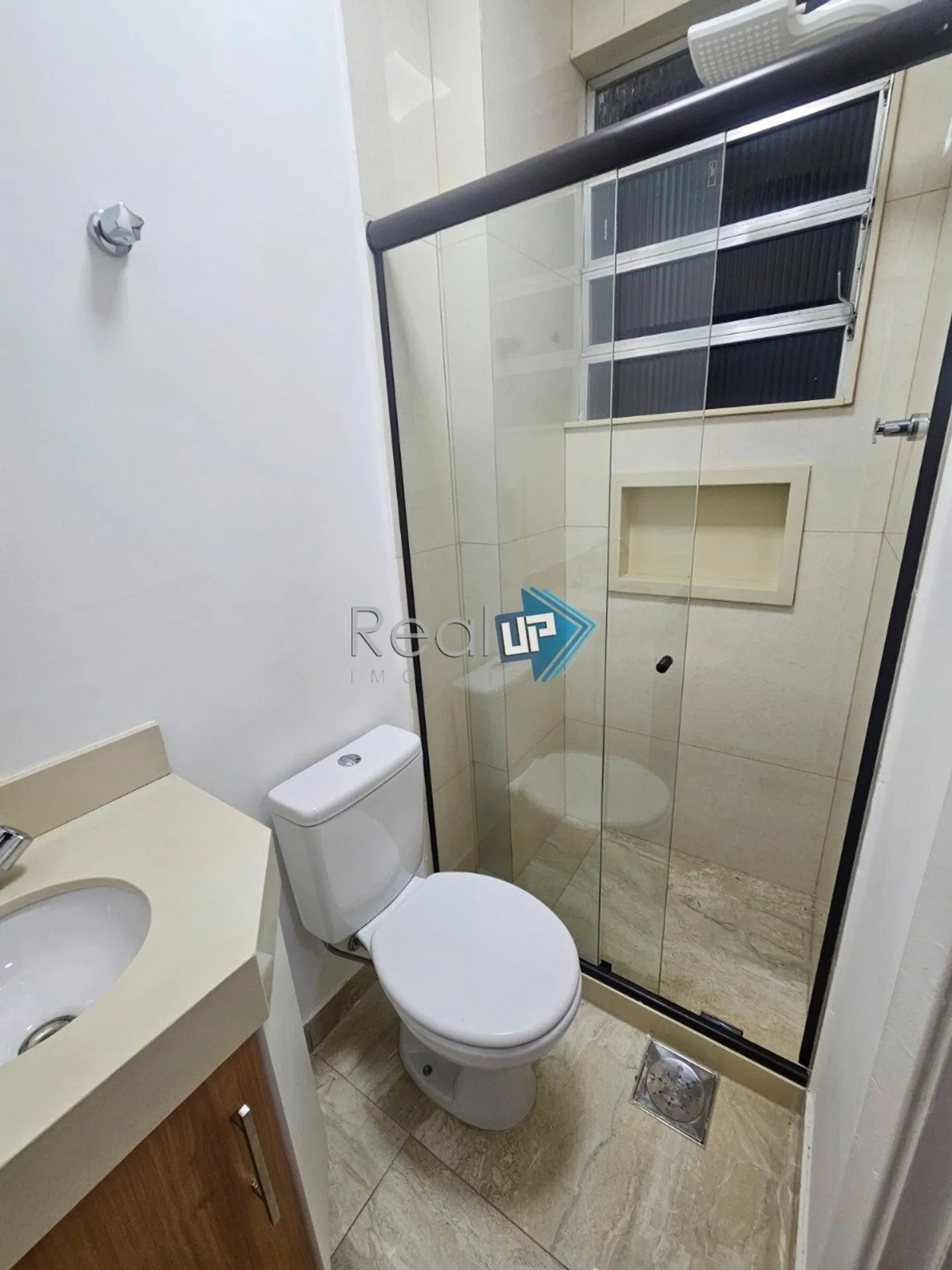 Wood or laminate floors in a 2-bedroom apartment, 68 m² — photo 13