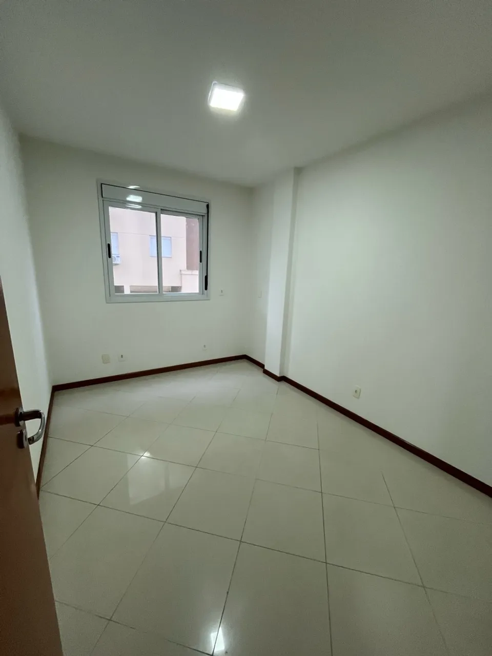 4-bedroom apartment in a building with a pool — photo 15