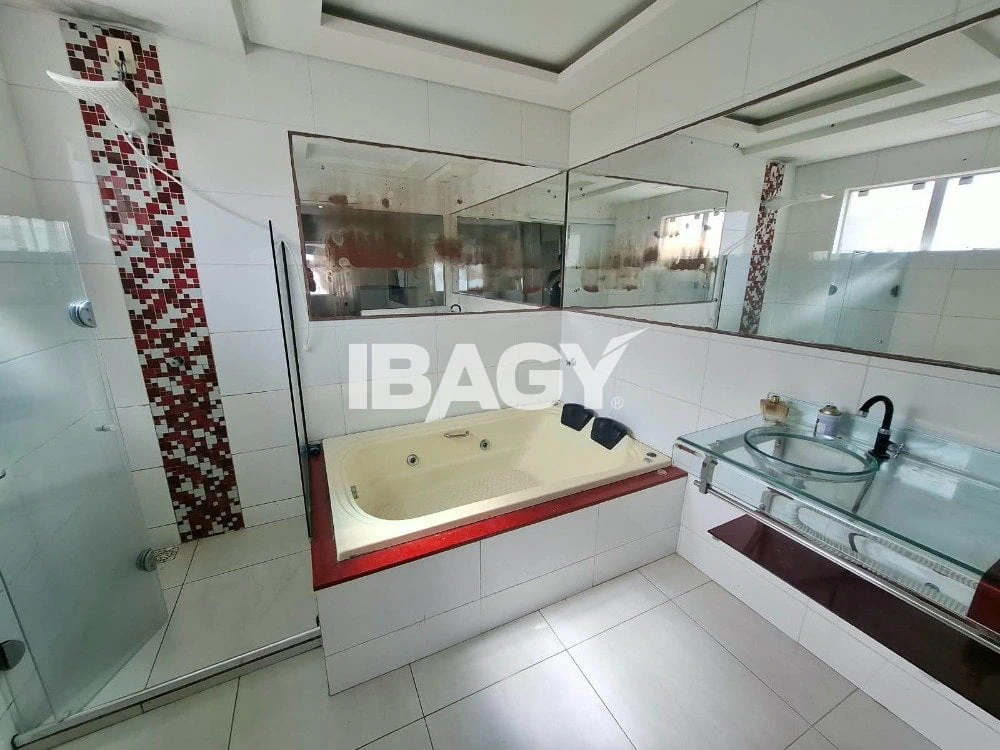 3-bedroom house with a private pool — photo 14