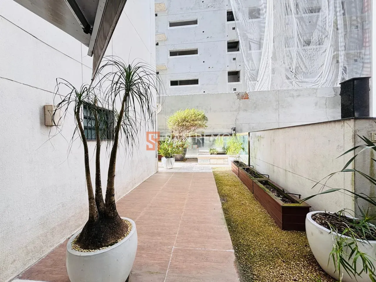 Garden apartment with 3 en-suite bedrooms and 241 m² — photo 28