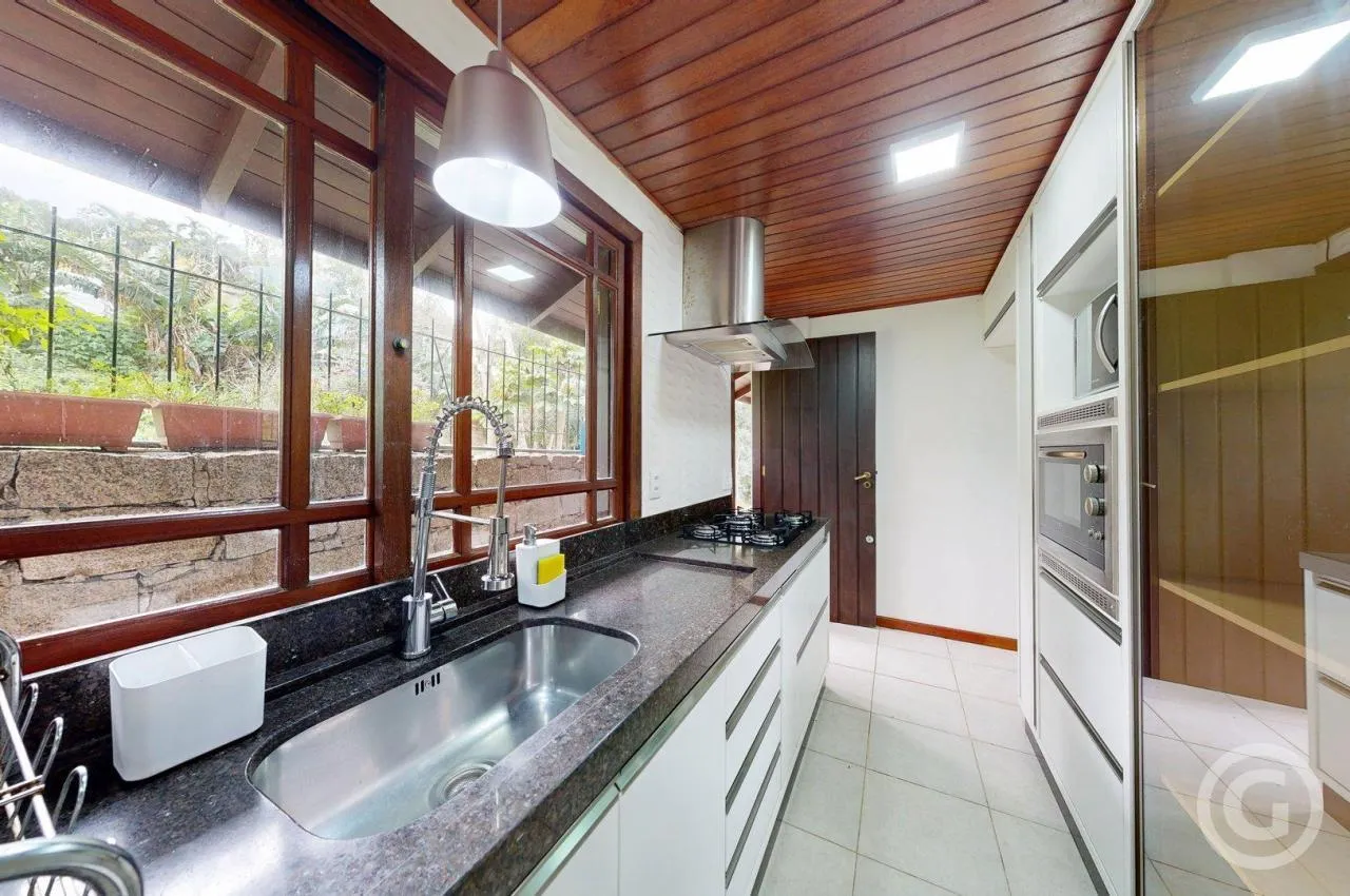Detached house with 5 en-suite bedrooms and private BBQ — photo 10