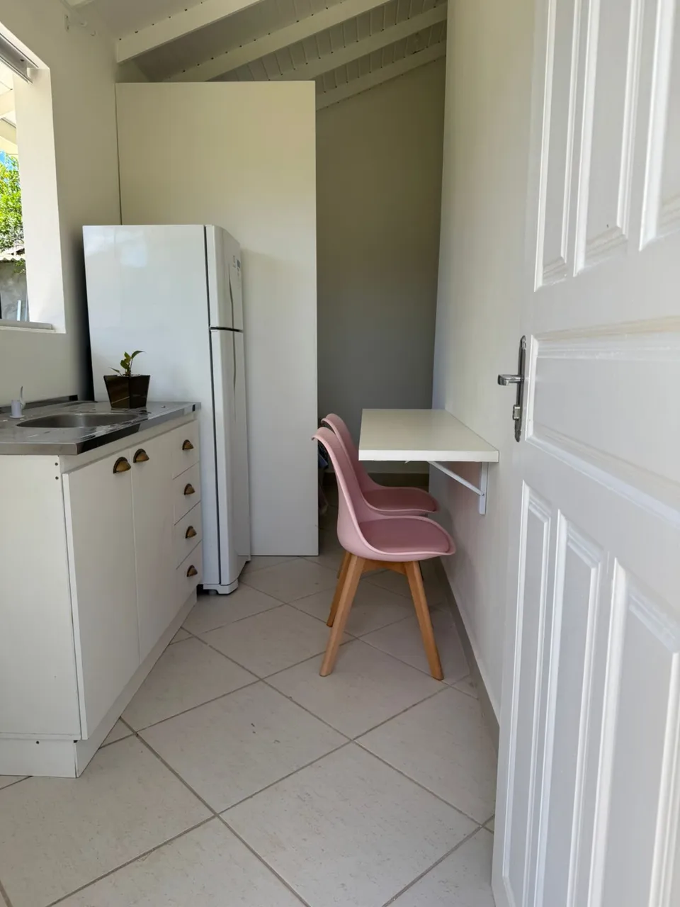 Unfurnished studio with no parking and glass shower — photo 2