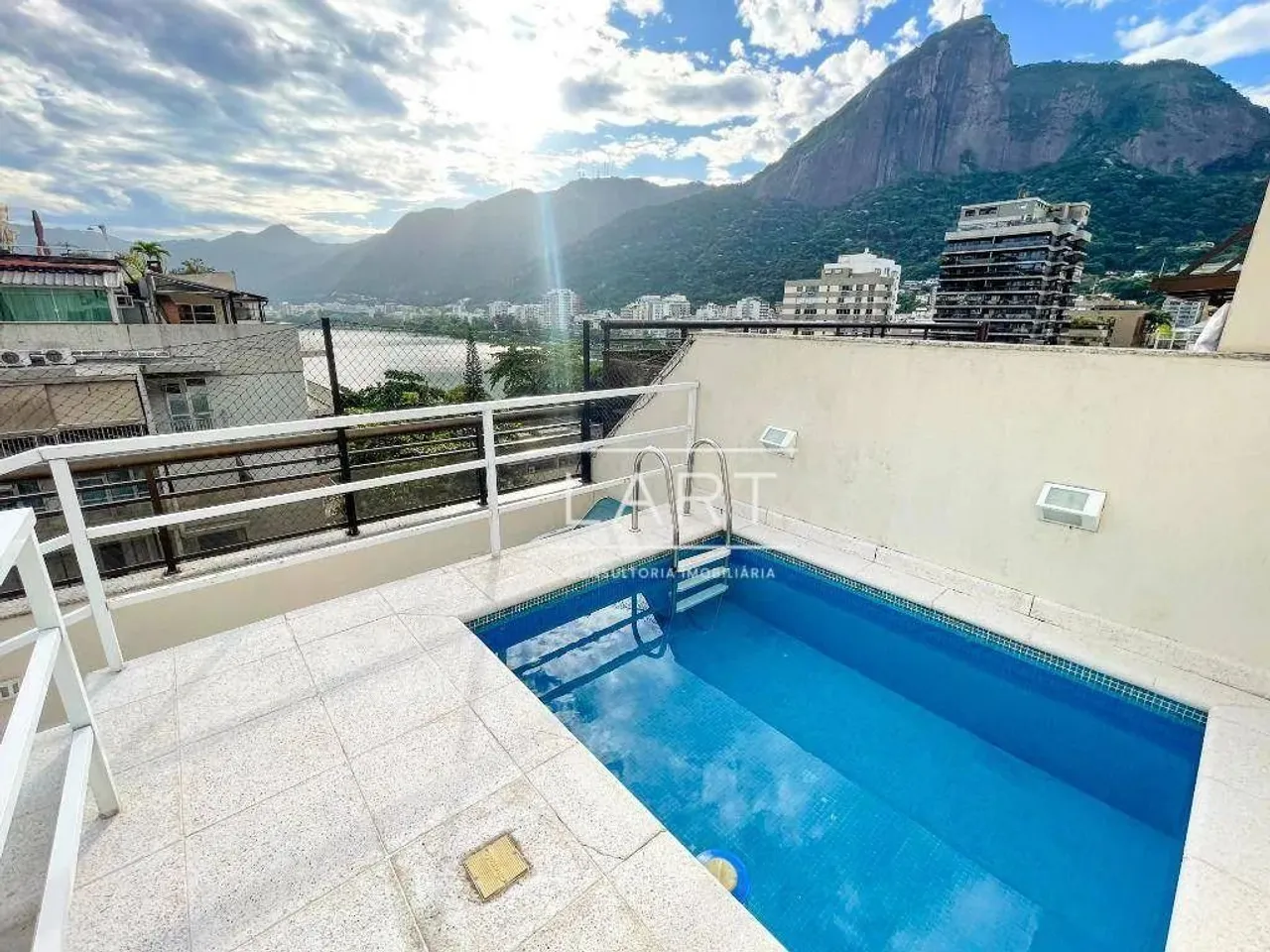 4-bedroom penthouse-style home with 324 m² kitchen — photo 9