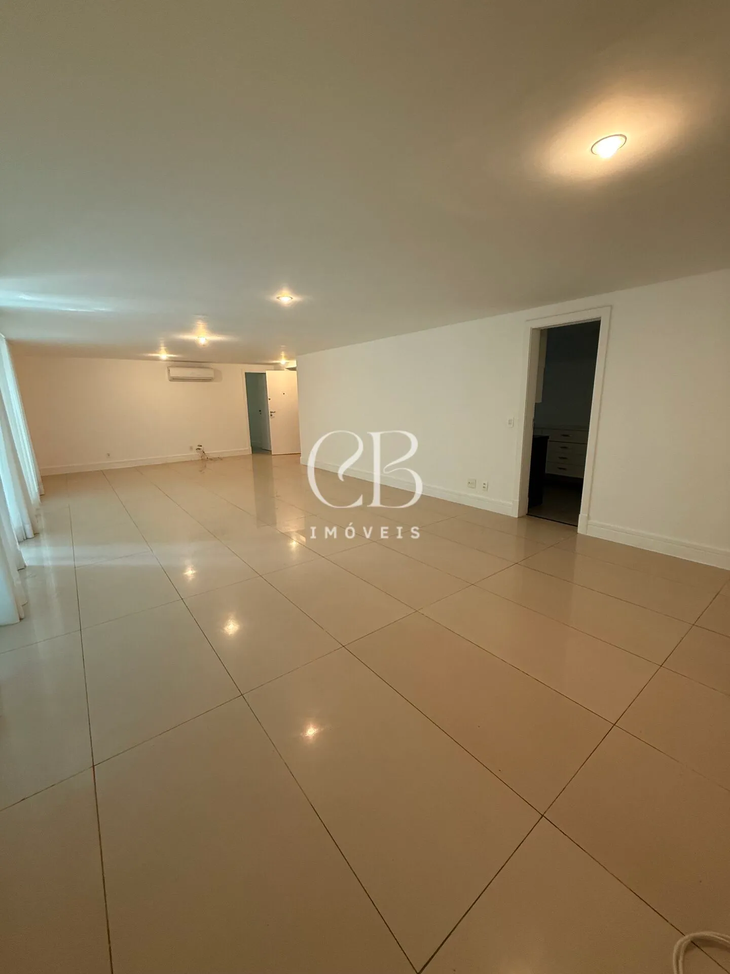 Apartment with 4 bedrooms and a balcony in great condition — photo 8