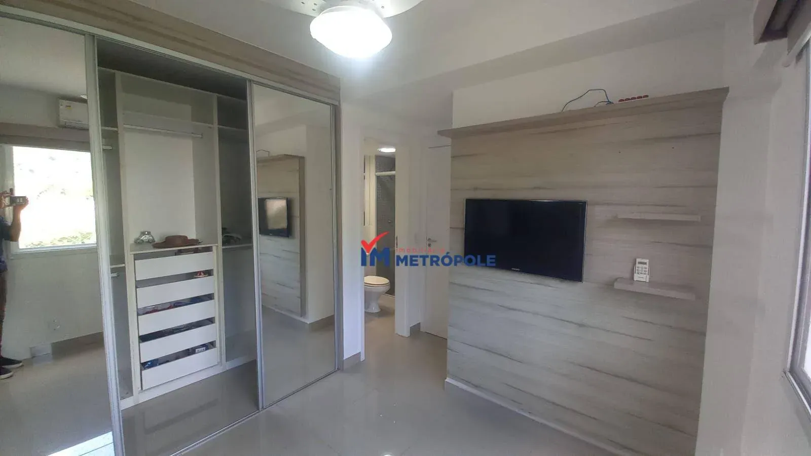 Balcony with a grill in a 4-bedroom apartment, 234 m² — photo 6