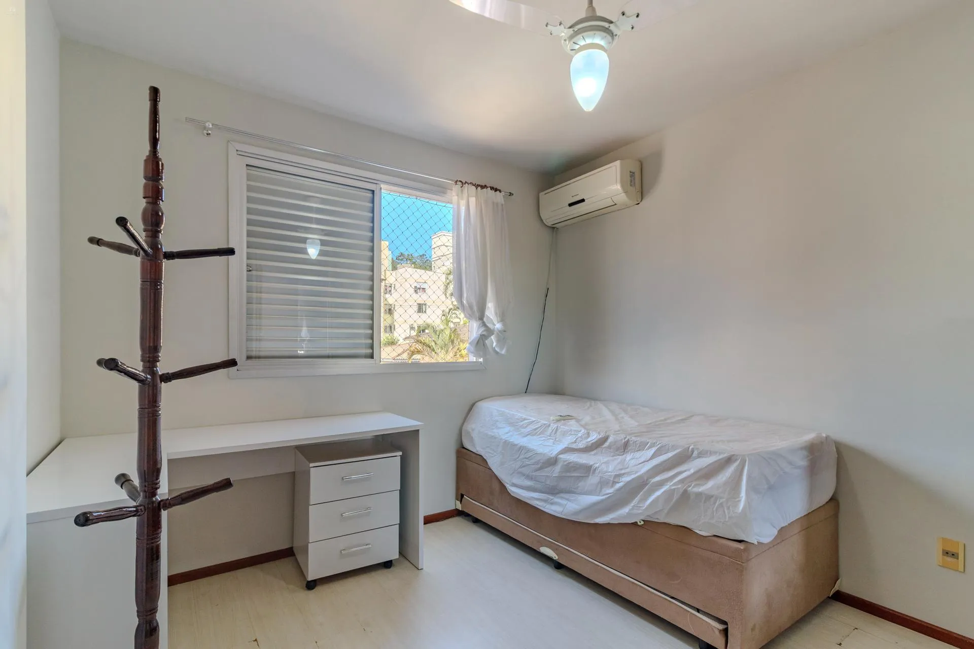 Balcony with a grill in a 2-bedroom apartment, 60 m² — photo 20