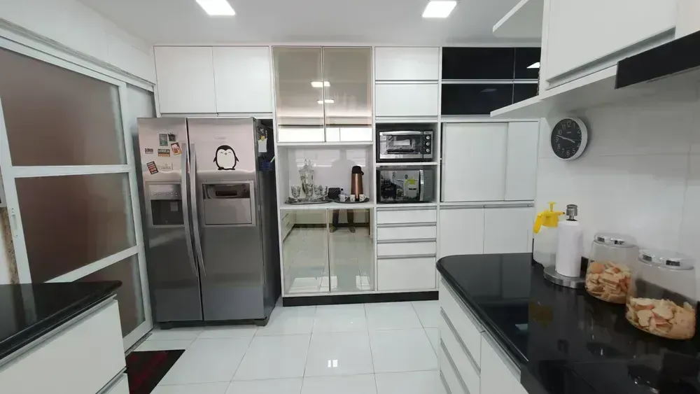 650 m² house with 6 en-suite bedrooms and 4 parking spots — photo 2