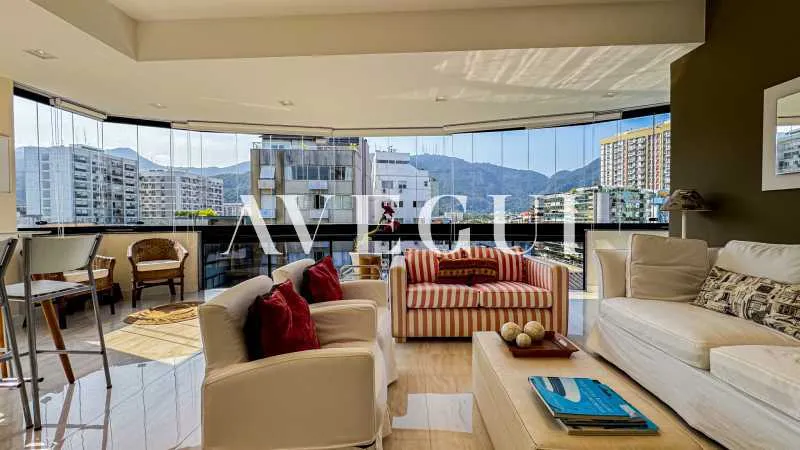 4-bedroom apartment in a building with a pool — photo 12