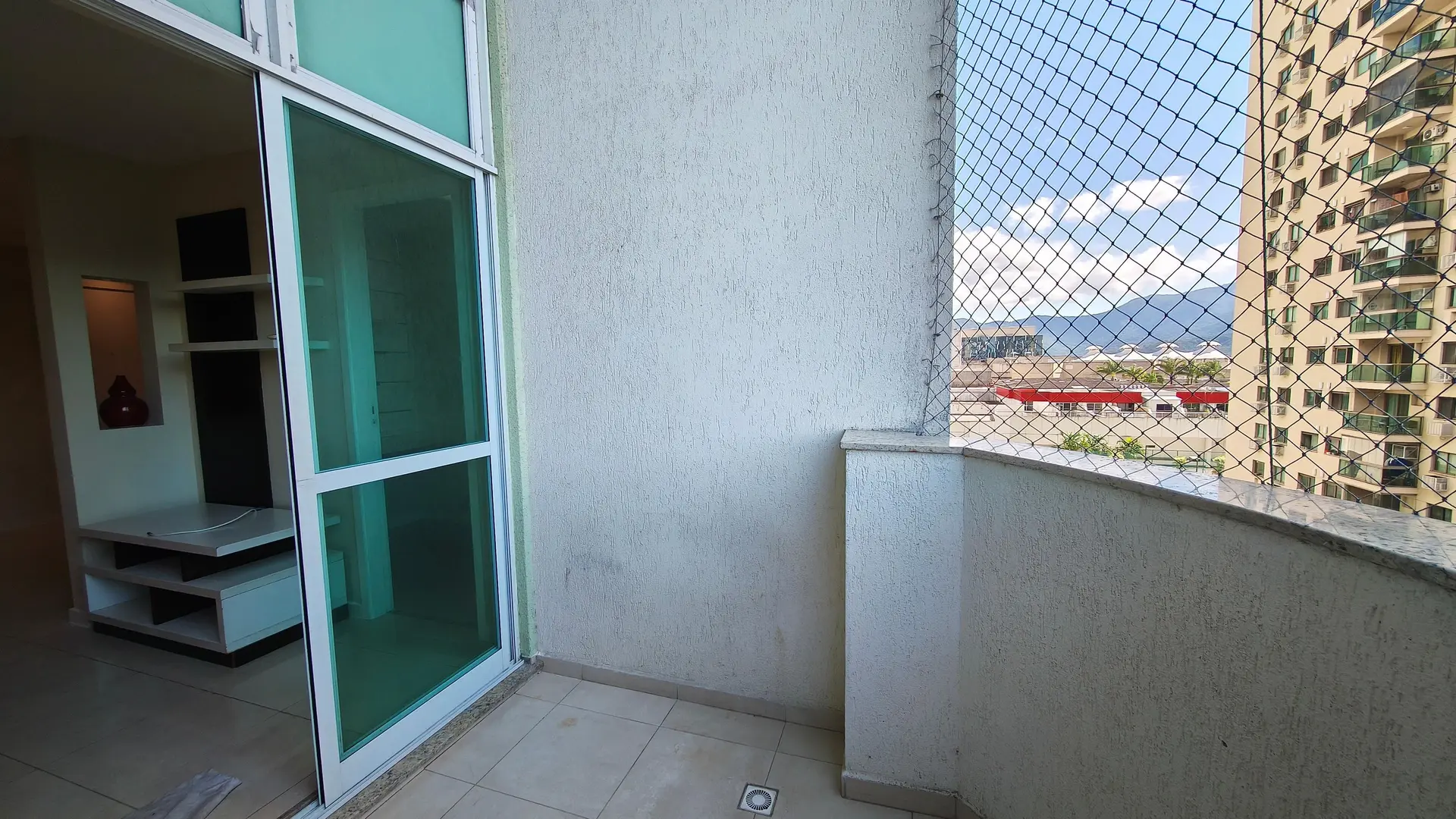 Rent-ready 2-bedroom apartment with balcony — photo 3