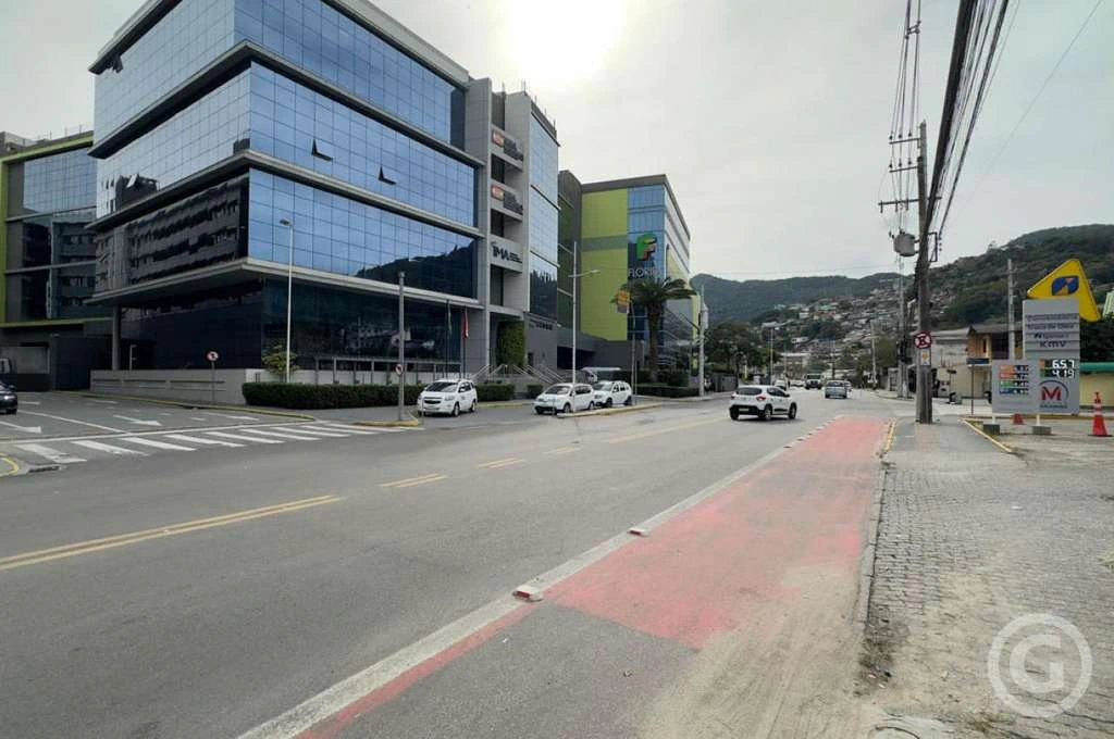 1-bedroom apartment with city and mountain views — photo 4