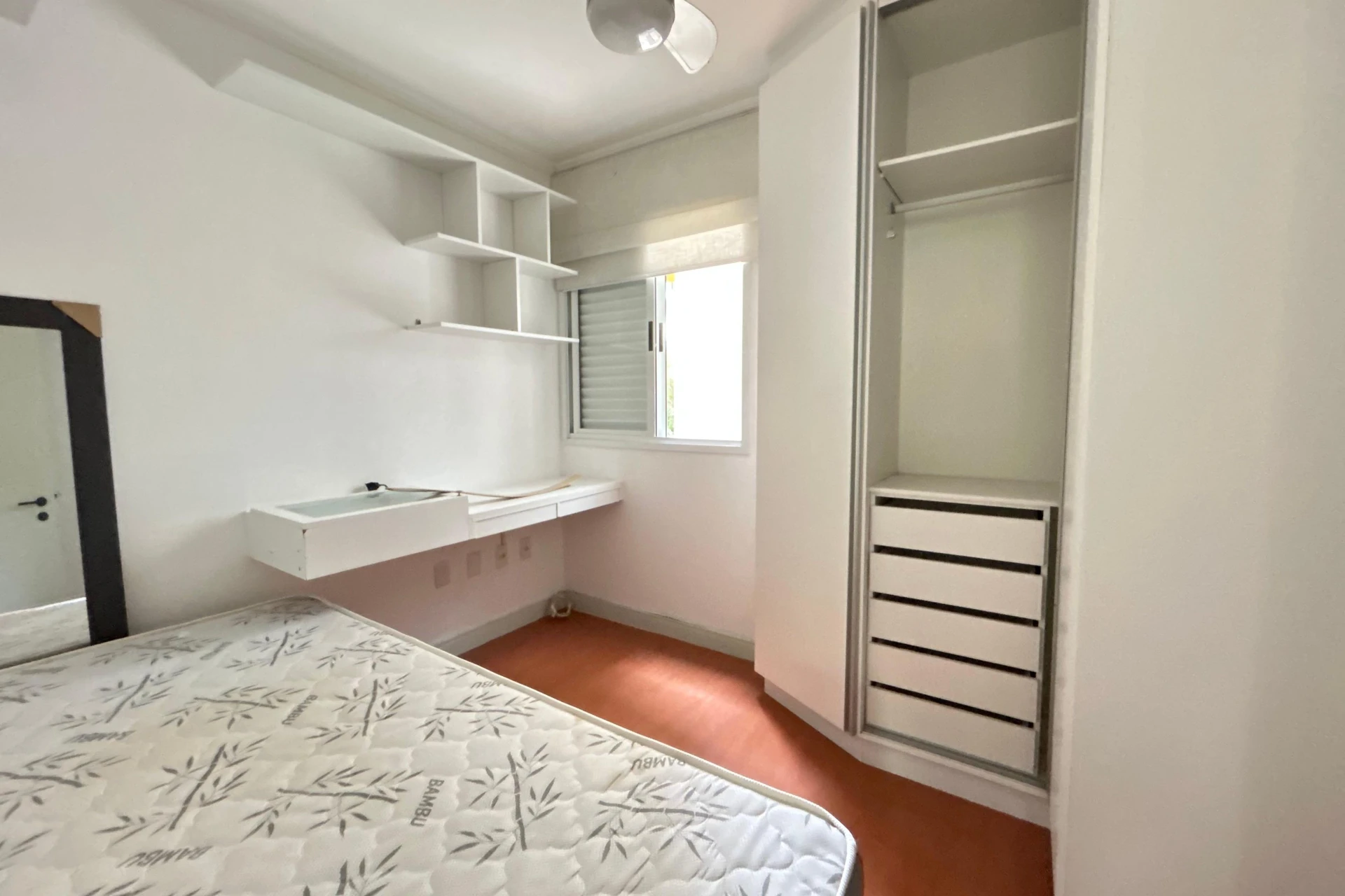 Glass-enclosed balcony in a 3-bedroom apartment, 108 m² — photo 6