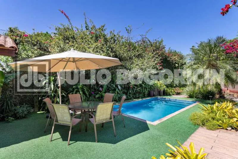 Balcony with a grill in a 5-bedroom house, 392 m² — photo 25